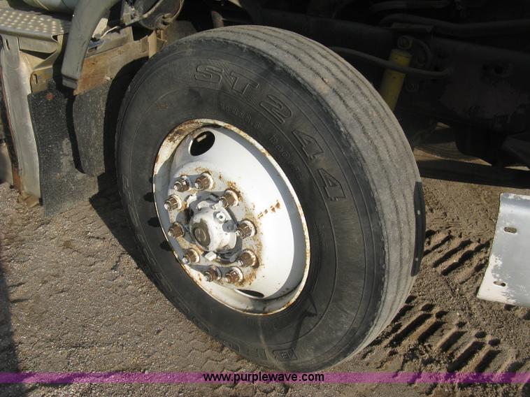 image for item K8694 1996 Ford LTA9000 Aero Max 106 semi truck