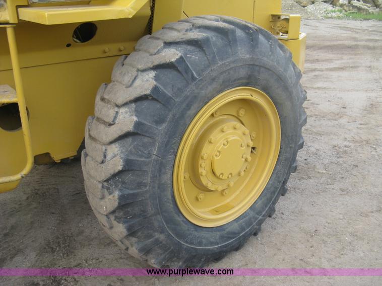 image for item K8696 1980 Caterpillar 910 wheel loader