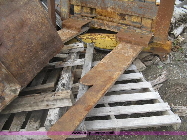 image for item K8696 1980 Caterpillar 910 wheel loader