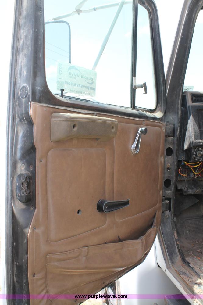 image for item L4262 1994 International 4900 crane truck