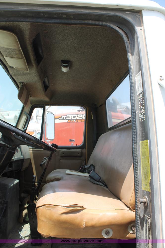 image for item L4262 1994 International 4900 crane truck