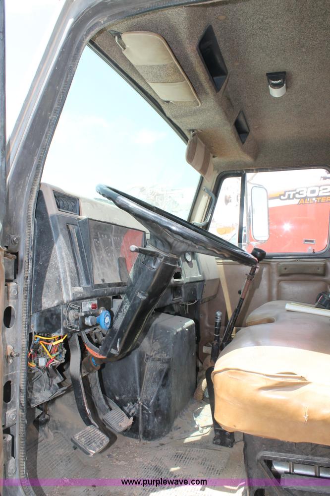 image for item L4262 1994 International 4900 crane truck