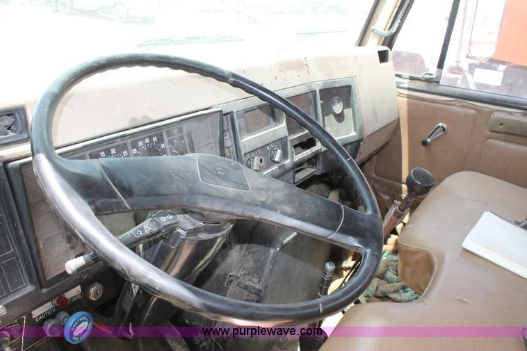 image for item L4262 1994 International 4900 crane truck