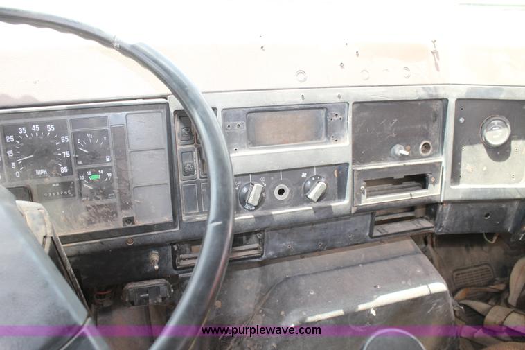 image for item L4262 1994 International 4900 crane truck