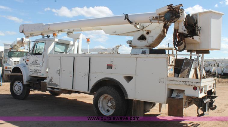 image for item L4265 1998 International 4800 bucket truck