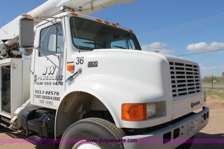 image for item L4265 1998 International 4800 bucket truck