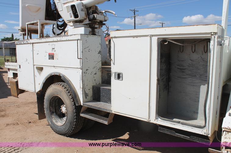 image for item L4265 1998 International 4800 bucket truck