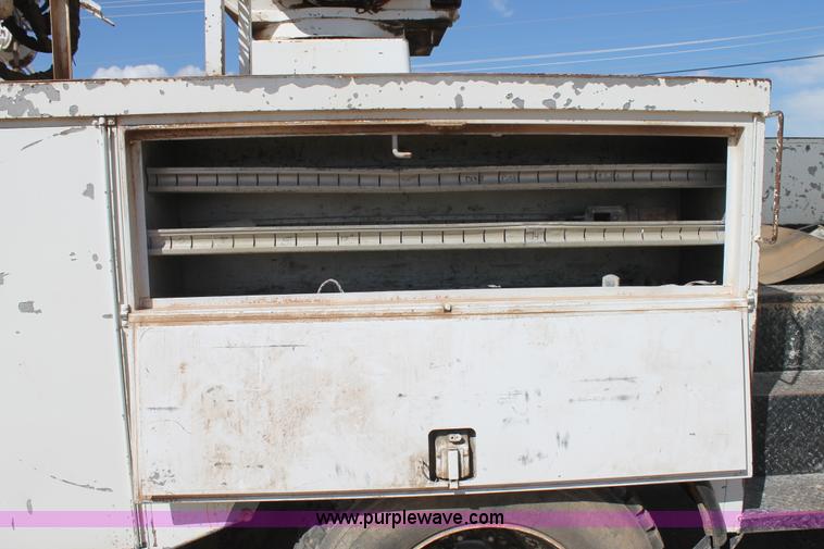 image for item L4265 1998 International 4800 bucket truck