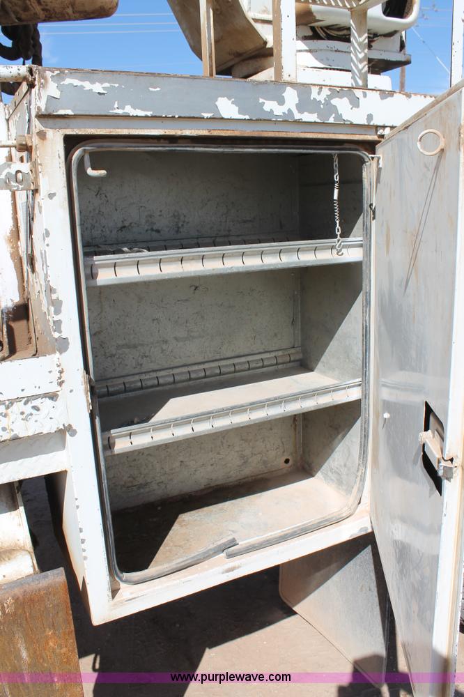 image for item L4265 1998 International 4800 bucket truck