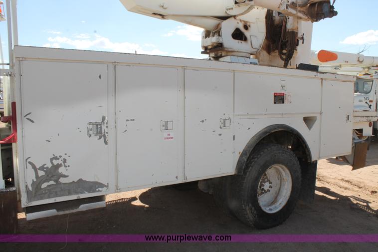 image for item L4265 1998 International 4800 bucket truck