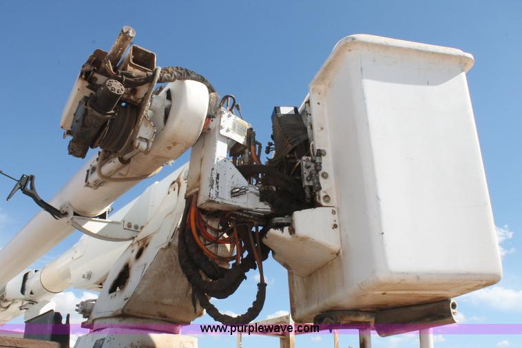 image for item L4265 1998 International 4800 bucket truck