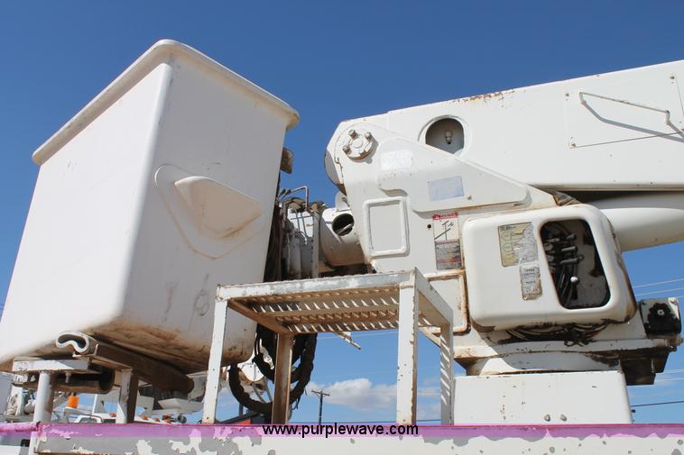 image for item L4265 1998 International 4800 bucket truck