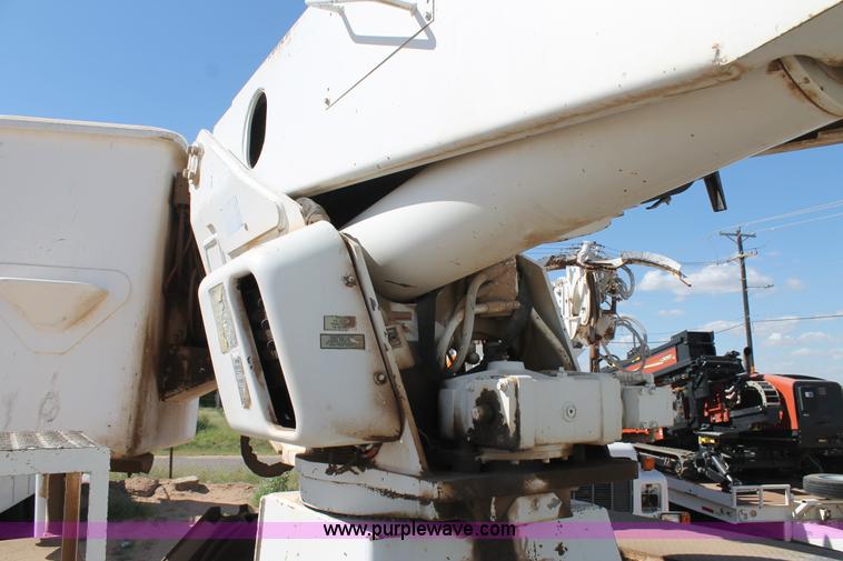 image for item L4265 1998 International 4800 bucket truck