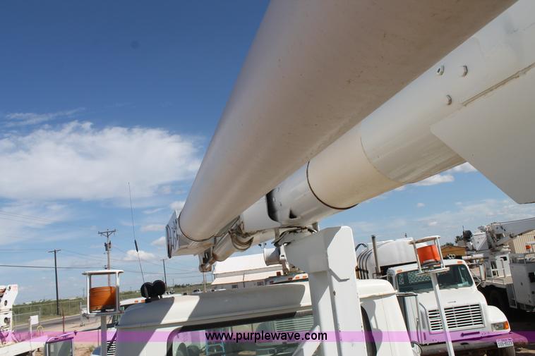 image for item L4265 1998 International 4800 bucket truck