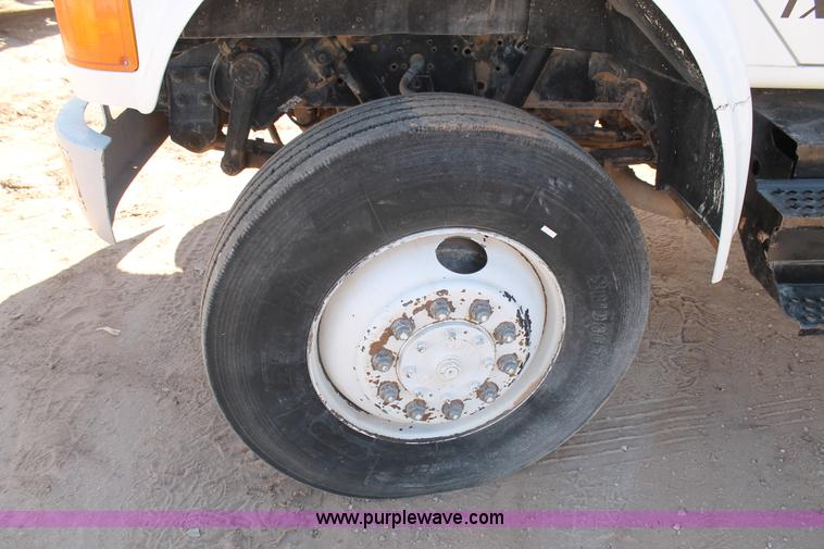 image for item L4265 1998 International 4800 bucket truck