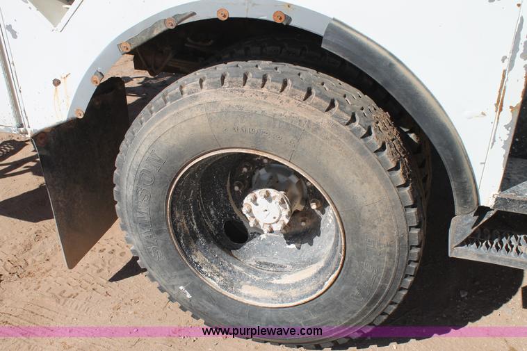 image for item L4265 1998 International 4800 bucket truck