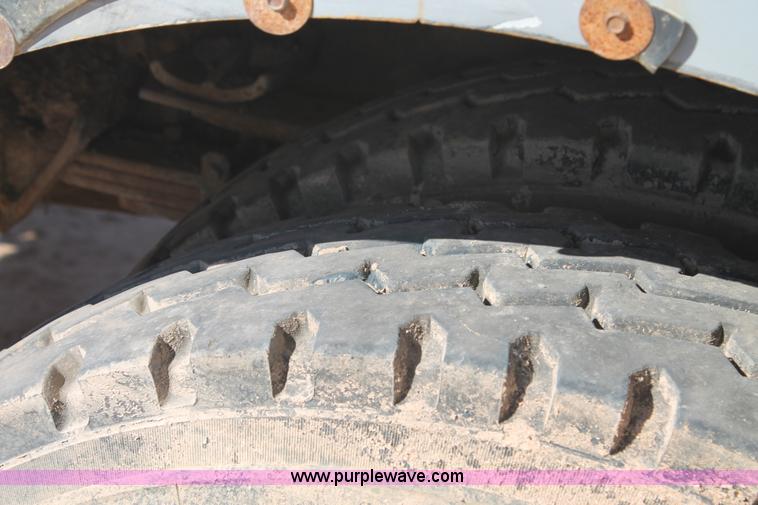 image for item L4265 1998 International 4800 bucket truck