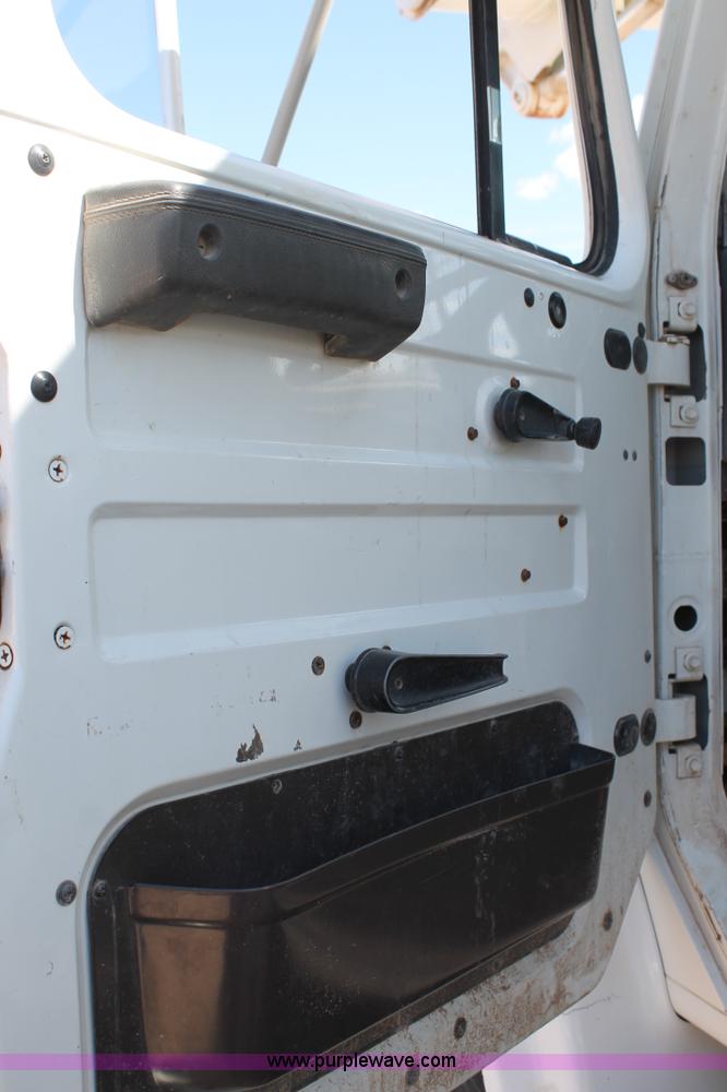 image for item L4265 1998 International 4800 bucket truck