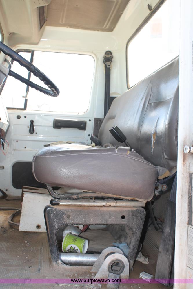 image for item L4265 1998 International 4800 bucket truck