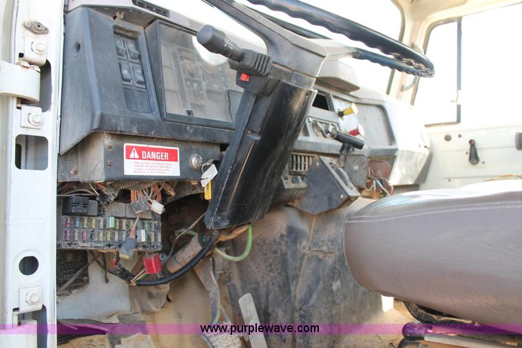 image for item L4265 1998 International 4800 bucket truck