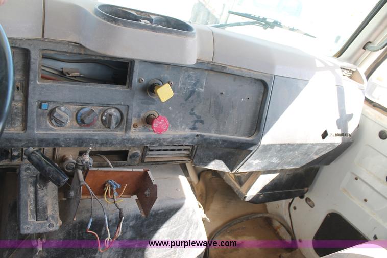 image for item L4265 1998 International 4800 bucket truck