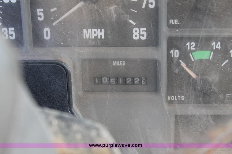 image for item L4265 1998 International 4800 bucket truck