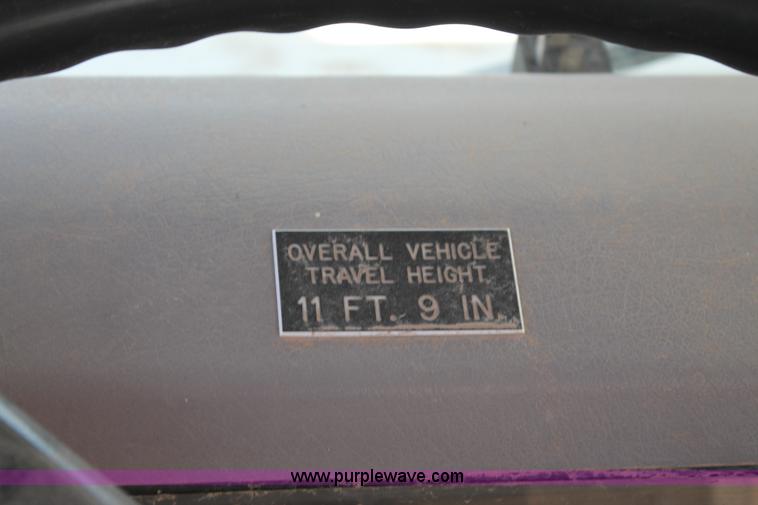 image for item L4265 1998 International 4800 bucket truck