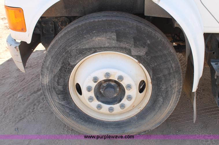 image for item L4266 2001 International 4700 bucket truck