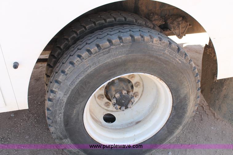 image for item L4266 2001 International 4700 bucket truck