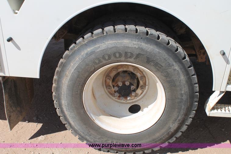 image for item L4266 2001 International 4700 bucket truck