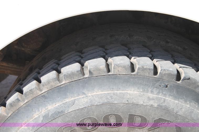 image for item L4266 2001 International 4700 bucket truck