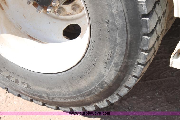 image for item L4266 2001 International 4700 bucket truck