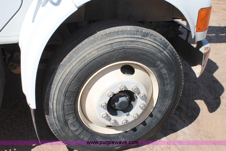 image for item L4266 2001 International 4700 bucket truck