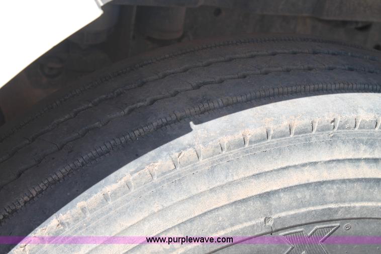 image for item L4266 2001 International 4700 bucket truck