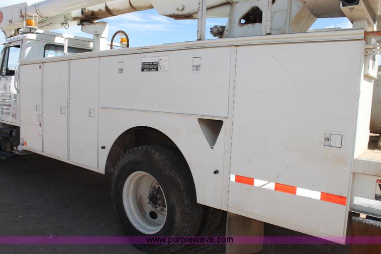 image for item L4266 2001 International 4700 bucket truck