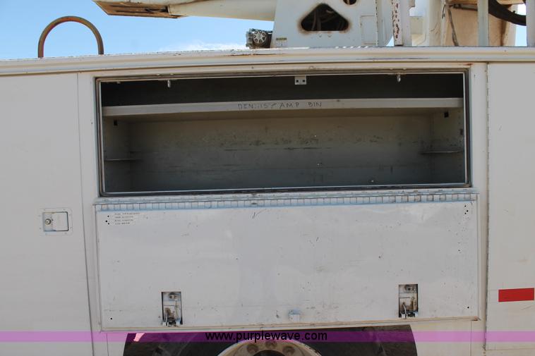 image for item L4266 2001 International 4700 bucket truck