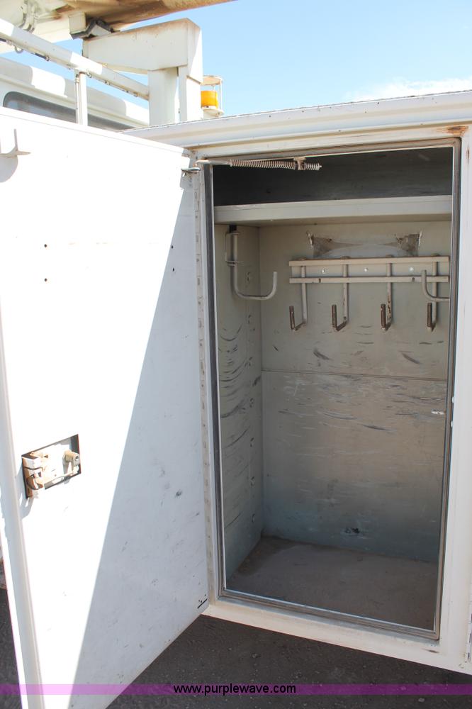 image for item L4266 2001 International 4700 bucket truck