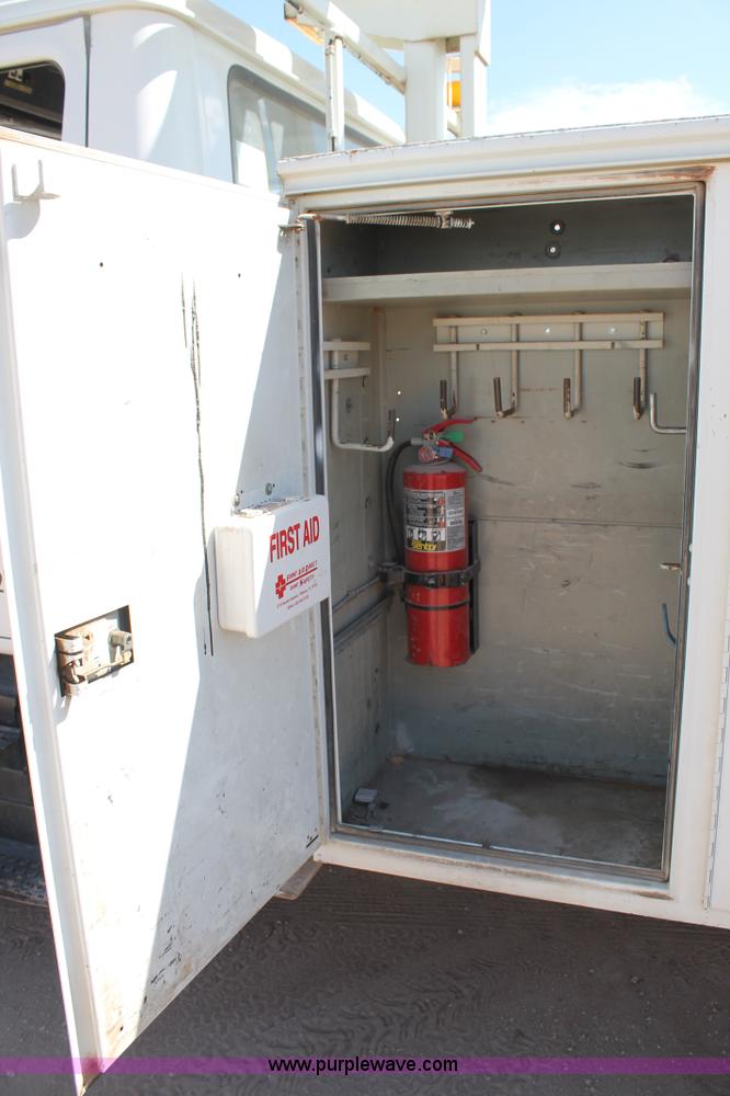 image for item L4266 2001 International 4700 bucket truck