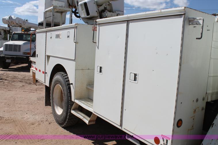 image for item L4266 2001 International 4700 bucket truck