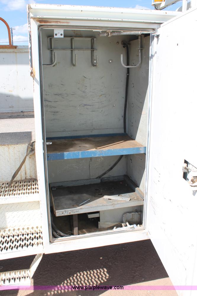 image for item L4266 2001 International 4700 bucket truck