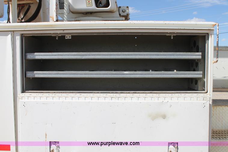 image for item L4266 2001 International 4700 bucket truck