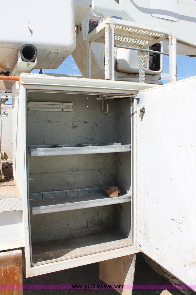 image for item L4266 2001 International 4700 bucket truck