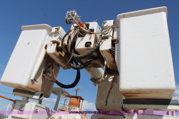 image for item L4266 2001 International 4700 bucket truck