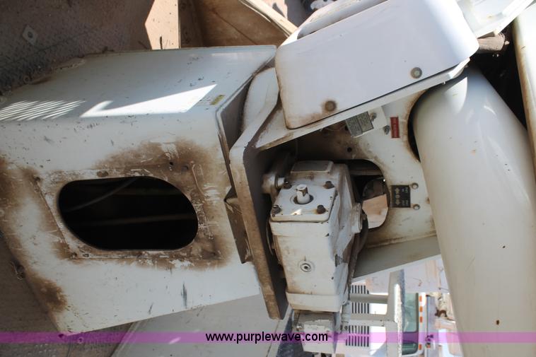 image for item L4266 2001 International 4700 bucket truck