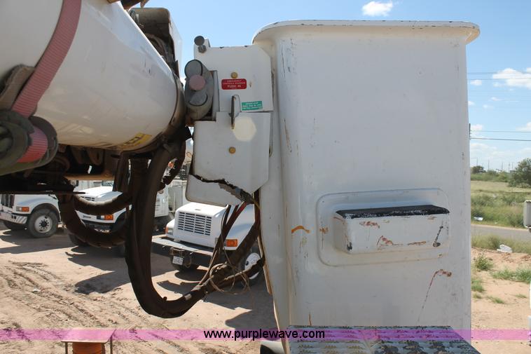 image for item L4266 2001 International 4700 bucket truck