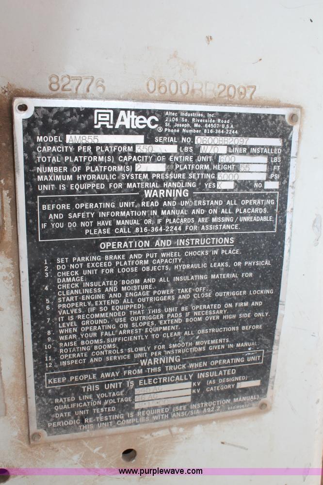 image for item L4266 2001 International 4700 bucket truck