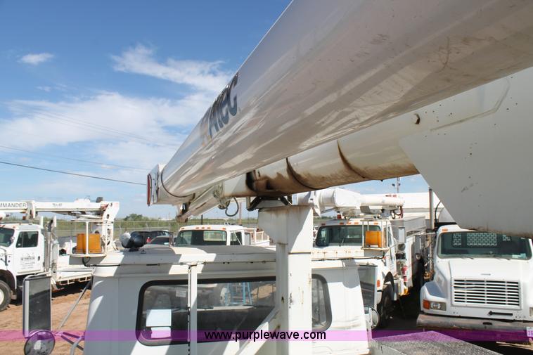 image for item L4266 2001 International 4700 bucket truck