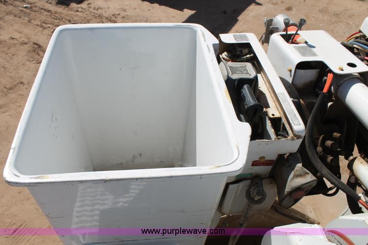 image for item L4266 2001 International 4700 bucket truck