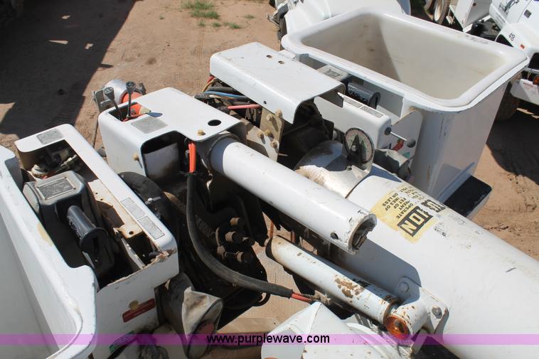 image for item L4266 2001 International 4700 bucket truck