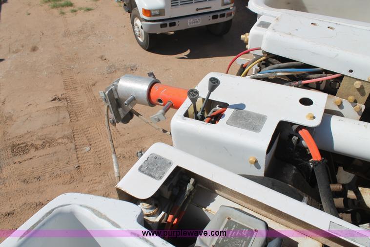 image for item L4266 2001 International 4700 bucket truck